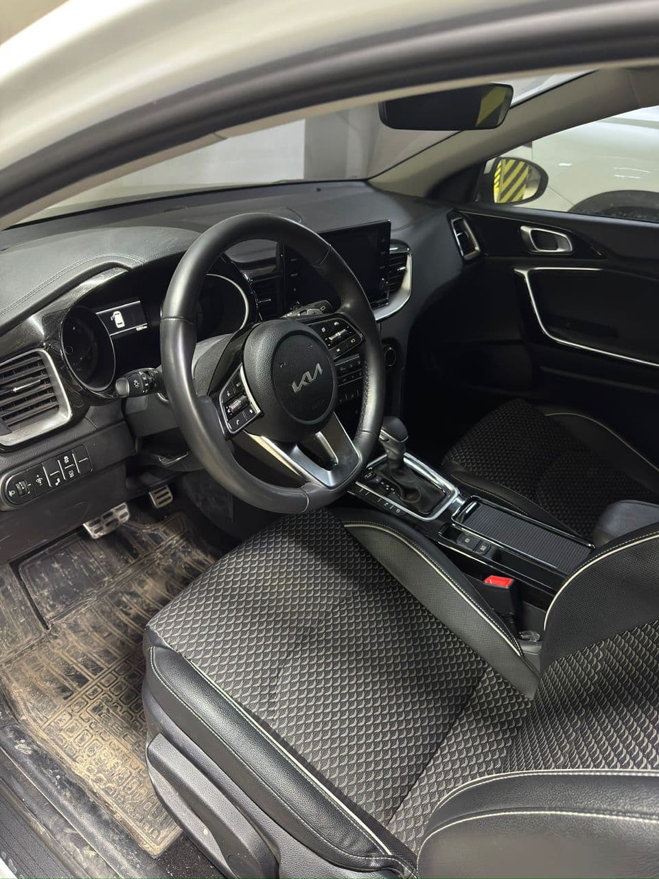 Белый автомобиль Kia в отличном состоянии