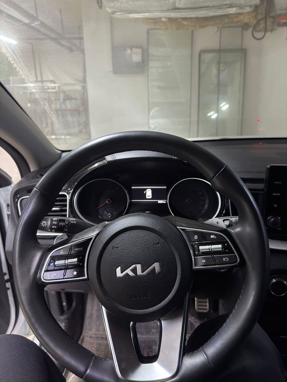 Белый автомобиль Kia в отличном состоянии