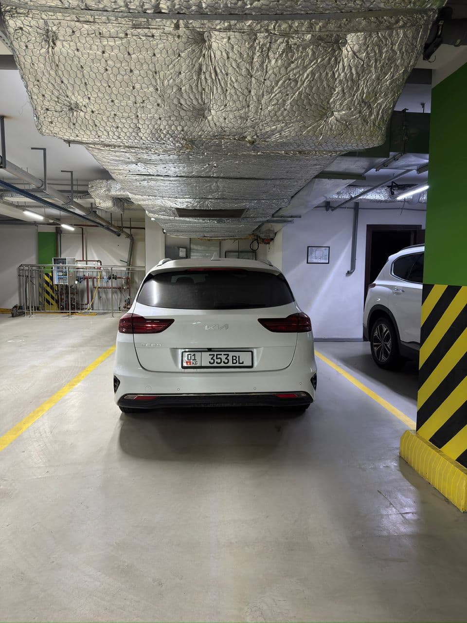 Белый автомобиль Kia в отличном состоянии